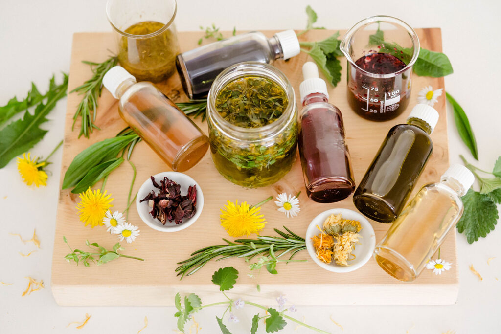 Wildkräuter in Pflanzenauszügen für die DIY-Naturkosmetik